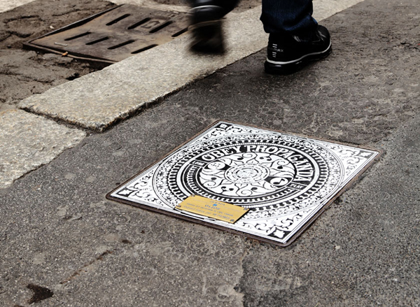 http://morristsai.com/blogpics/Milan-Manholes-Project-Obey-Invader-00.jpg