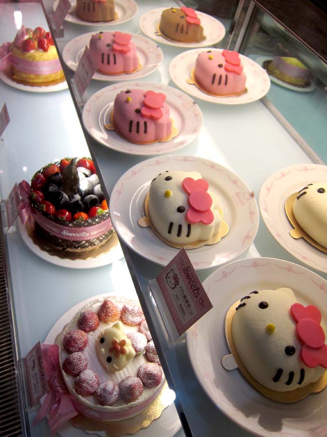 http://morristsai.com/blogpics/sanrio_hello_kitty_food_sweets0004.jpg